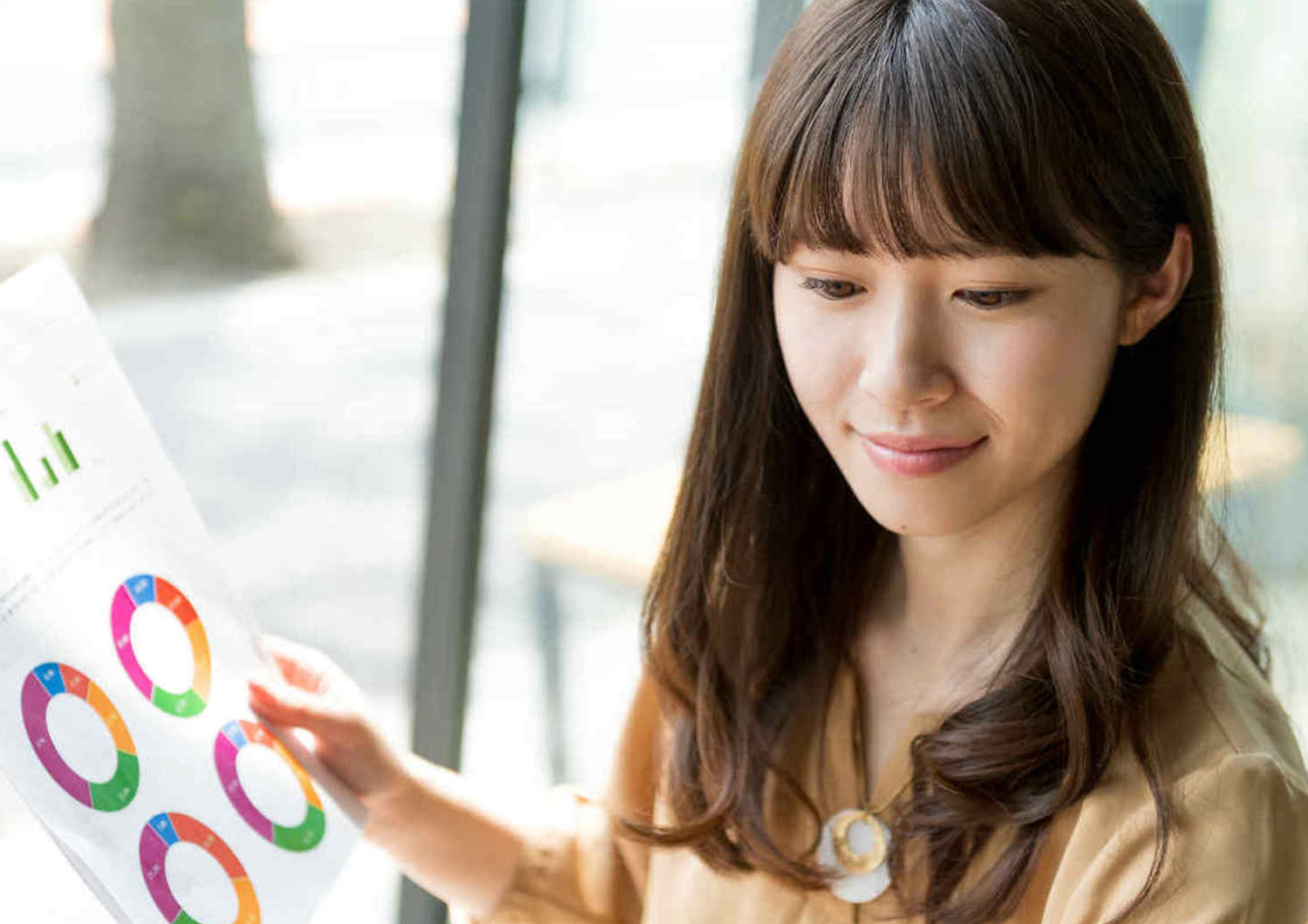 保険を選ぶ女性の写真