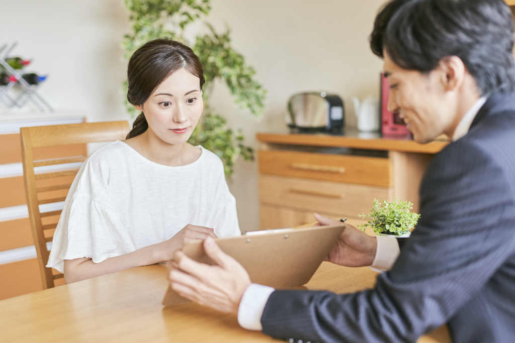 保険訪問営業の男性と話す女性の写真
