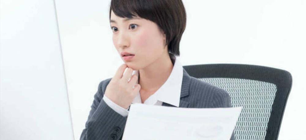 悩む女性の写真