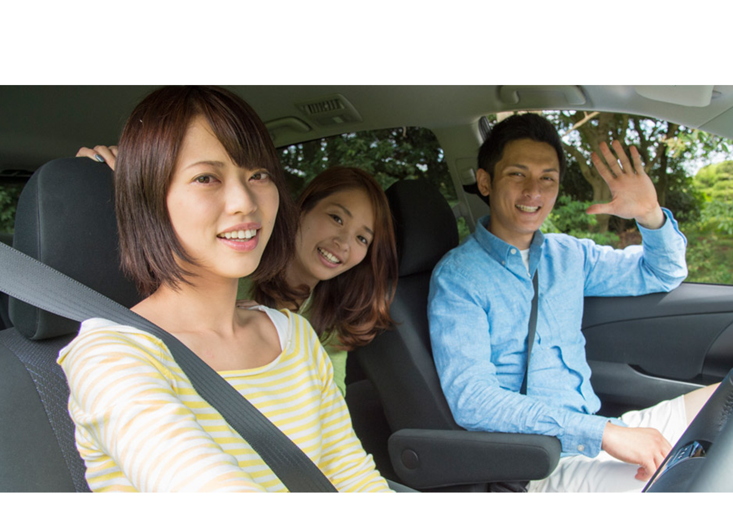 車に乗る男女三人の写真
