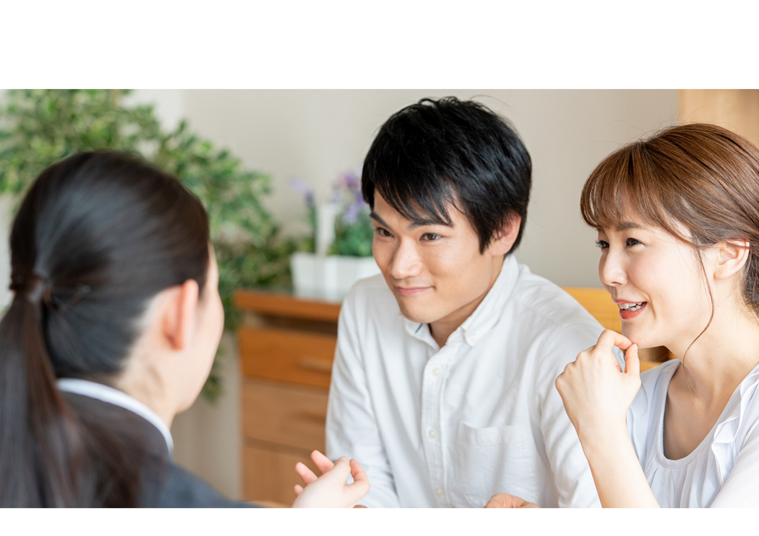 保険の説明を聞く夫婦の写真