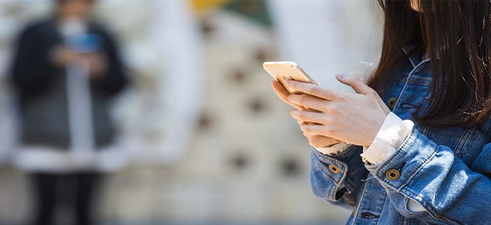 スマホを見る女性の写真