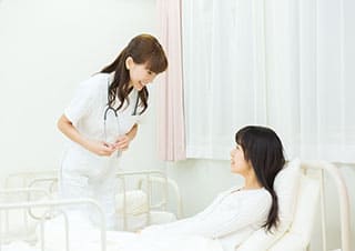 入院患者と看護師の写真