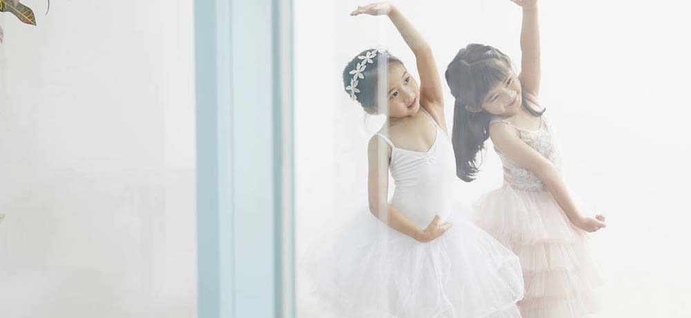 バレエをするふたりの小さい女の子の写真