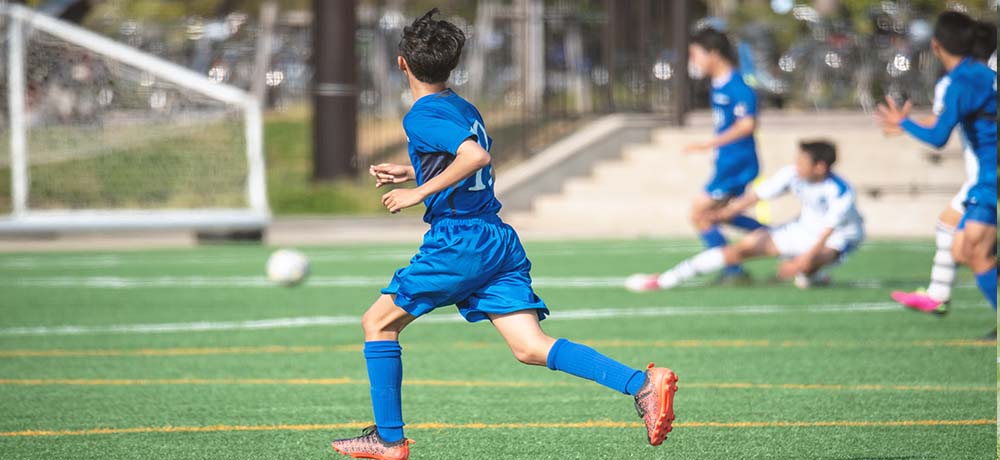 サッカーをする子供の写真