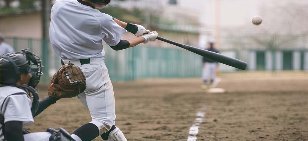 野球の試合をする子供の写真