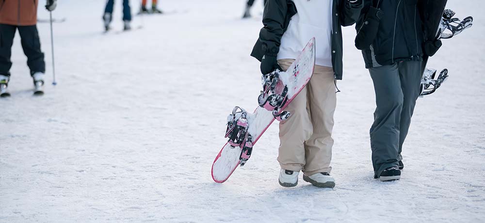 スノーボードをしている人の写真