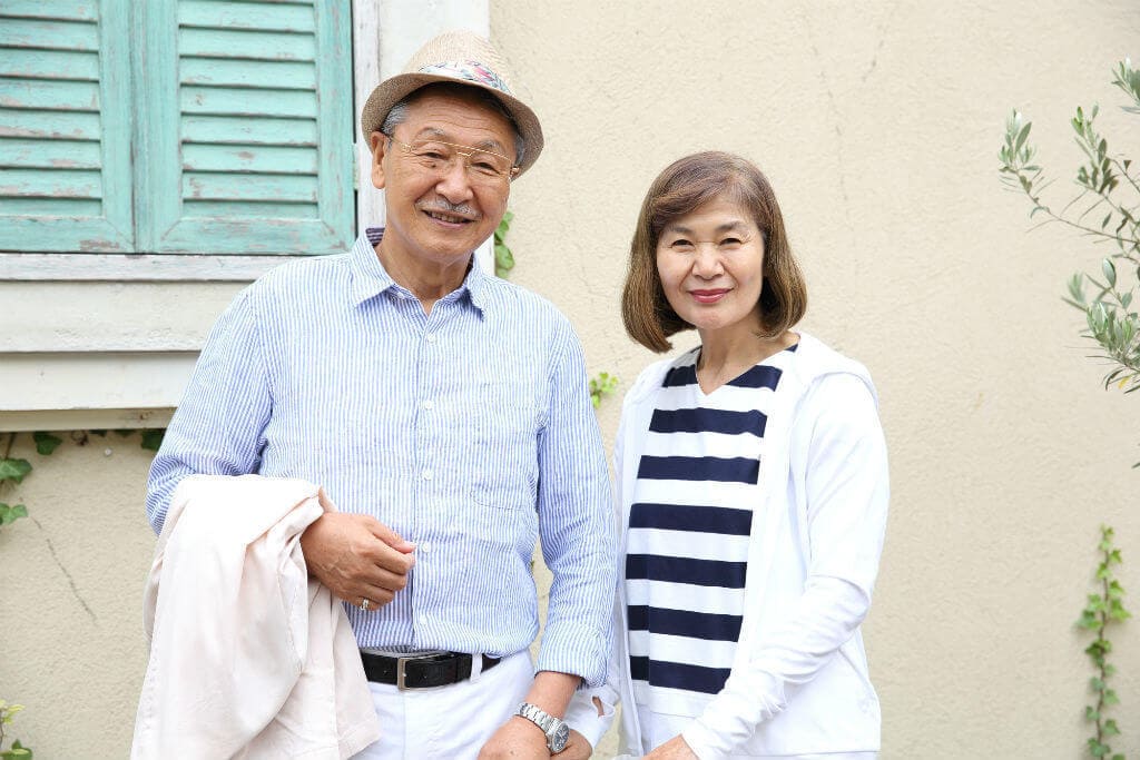 並んで立つ老夫婦の写真