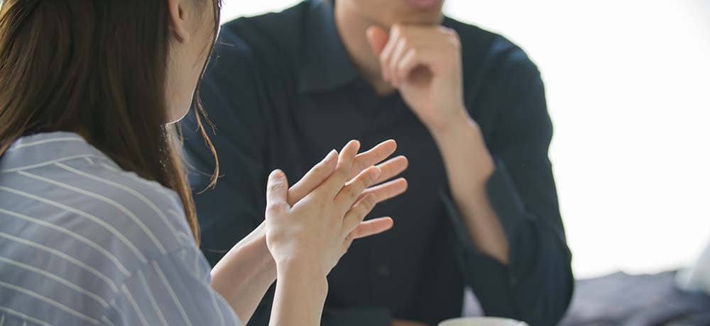 会話する男女の写真