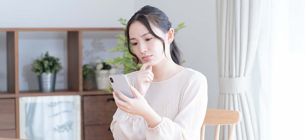 スマートフォンを見ている女性の写真